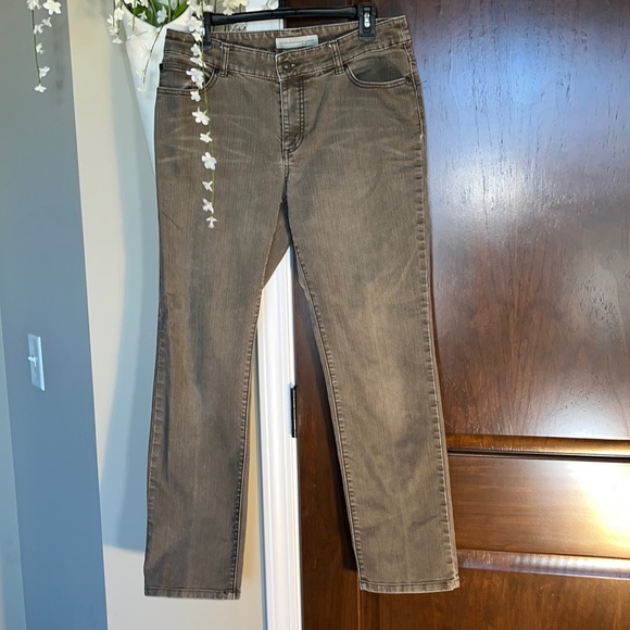 Chico’s Platinum Denim Size 1 Short (women’s 6-8) EUC - Picture 1 of 5